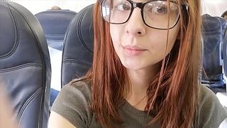 Рыжая девка в туалете самолёта сосёт свои пальцы и вставляет их в попу и письку