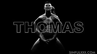 Мокрая девица обменивается с накаченным мужиком оральными ласками и трахается боком