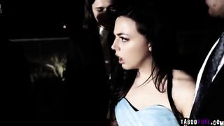 Жених поставил красавицу невесту на колени и заставил её сосать у его друзей