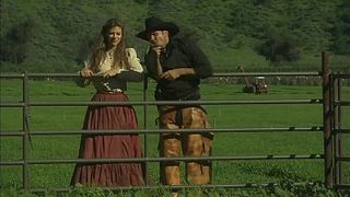 Ковбой трахает худую брюнетку в пизду и рот на природе